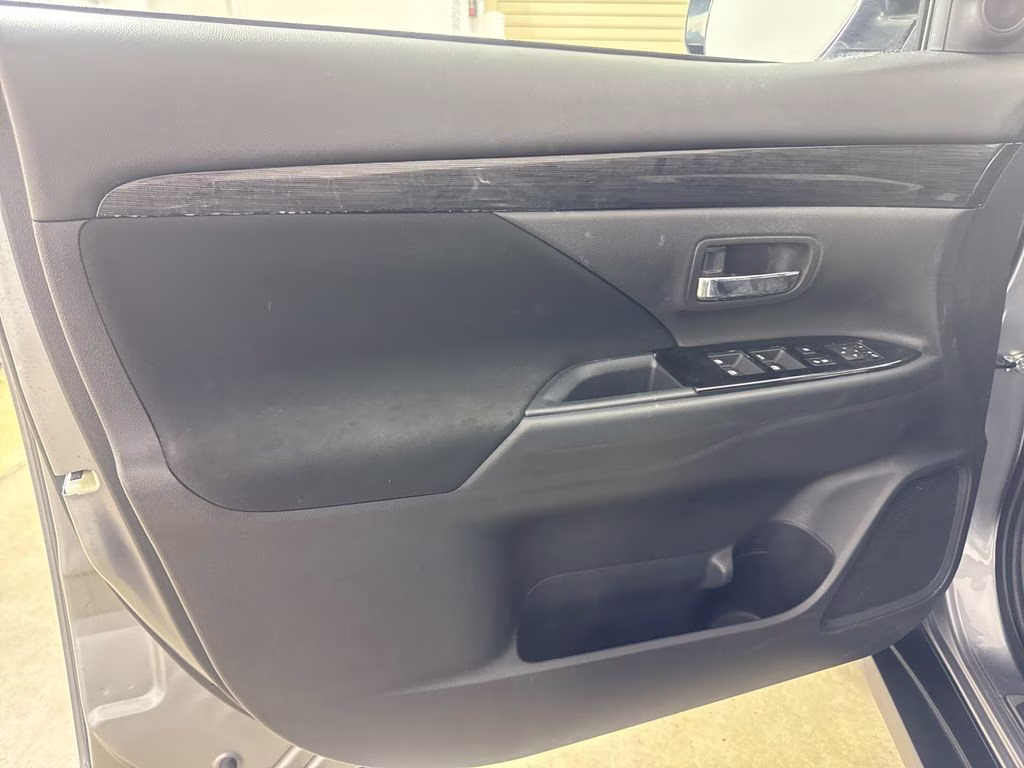 2018 Mercury Gray Metallic Mitsubishi Outlander LE FWD SUV