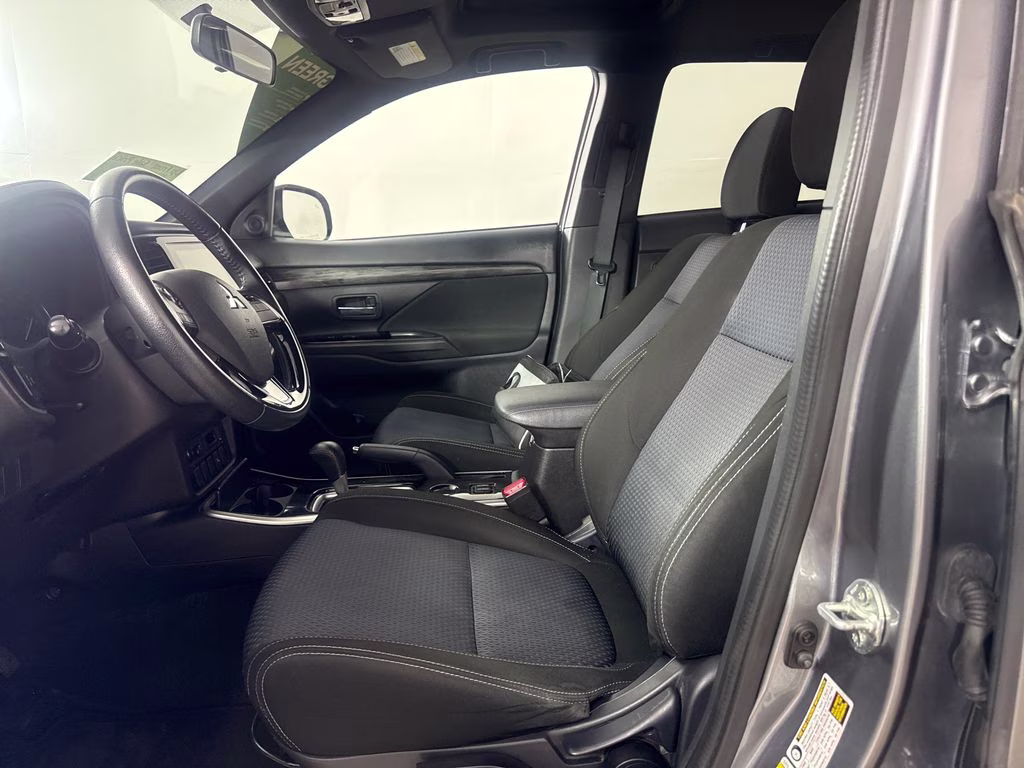2018 Mercury Gray Metallic Mitsubishi Outlander LE FWD SUV