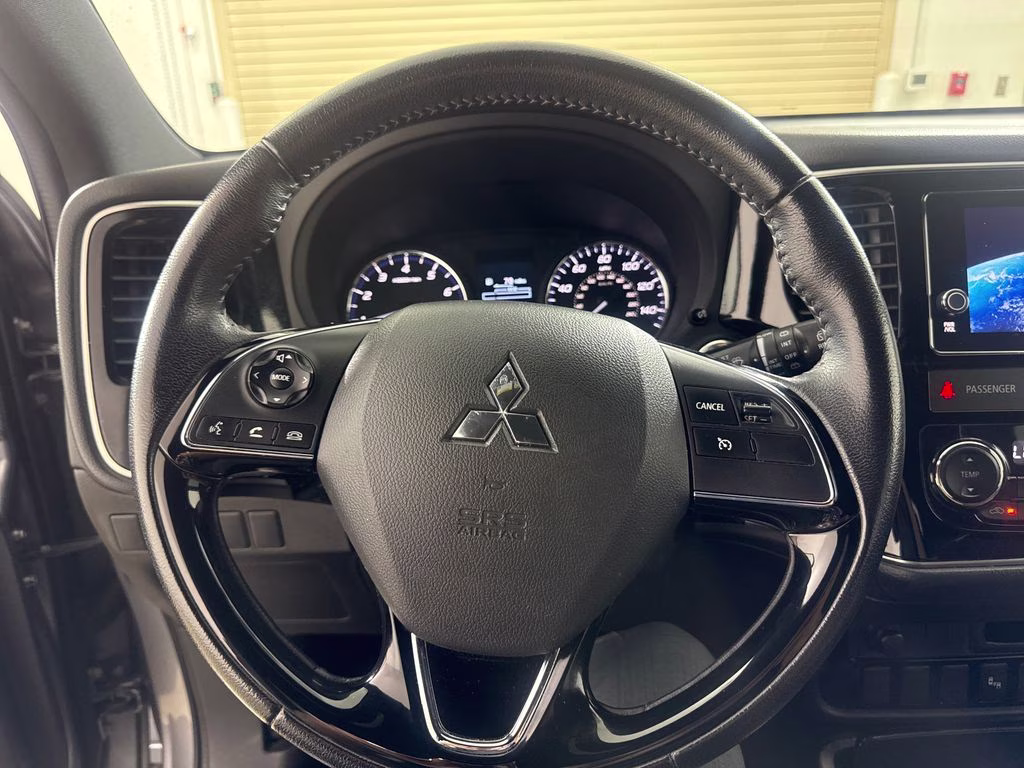 2018 Mercury Gray Metallic Mitsubishi Outlander LE FWD SUV