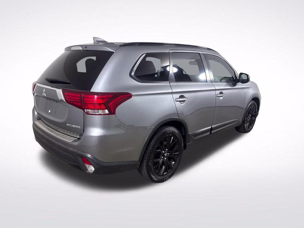 2018 Mercury Gray Metallic Mitsubishi Outlander LE FWD SUV