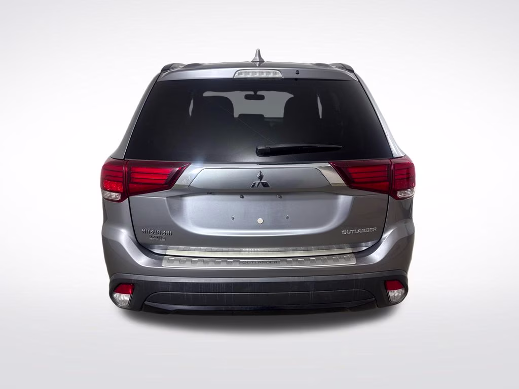 2018 Mercury Gray Metallic Mitsubishi Outlander LE FWD SUV