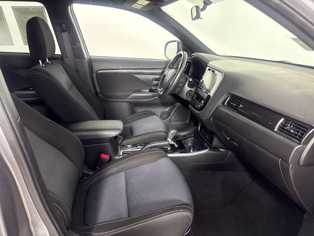2018 Mercury Gray Metallic Mitsubishi Outlander LE FWD SUV