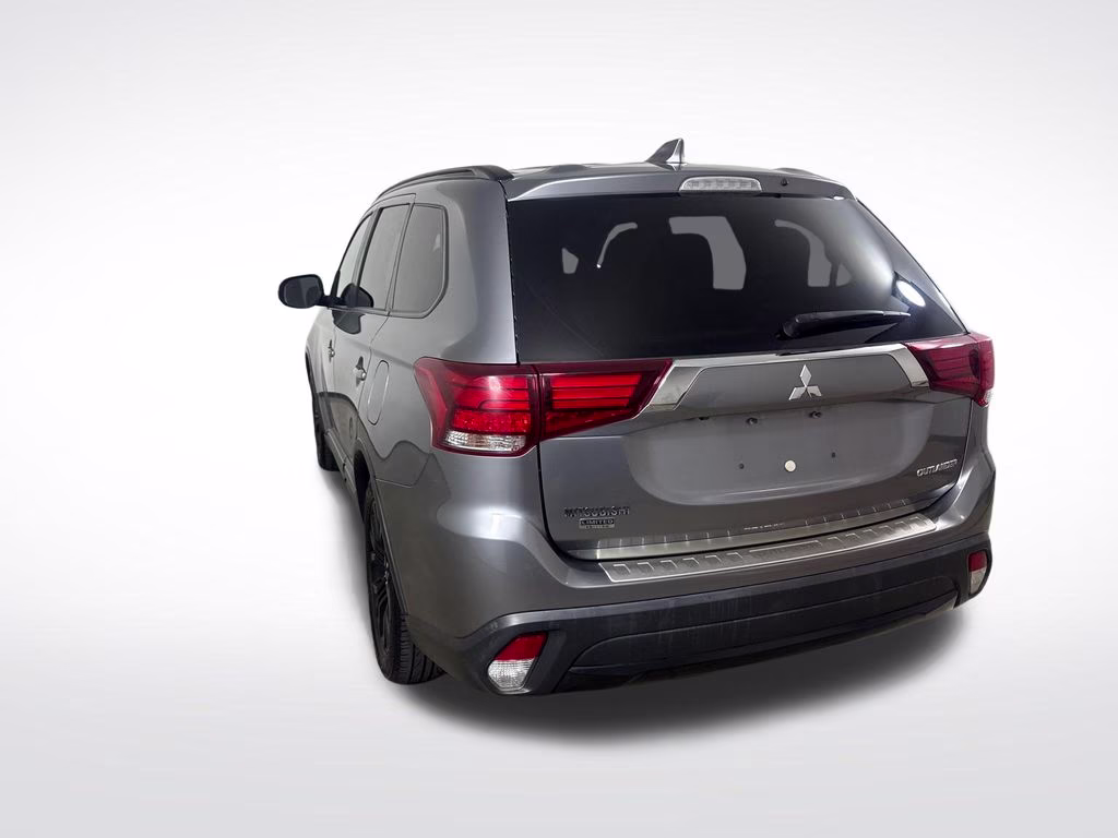 2018 Mercury Gray Metallic Mitsubishi Outlander LE FWD SUV