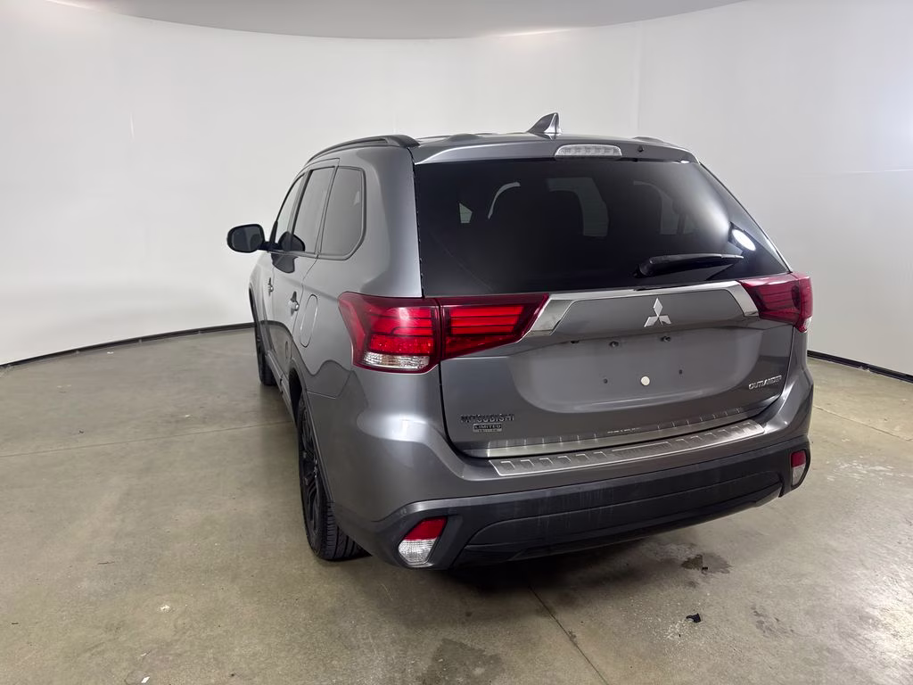 2018 Mercury Gray Metallic Mitsubishi Outlander LE FWD SUV