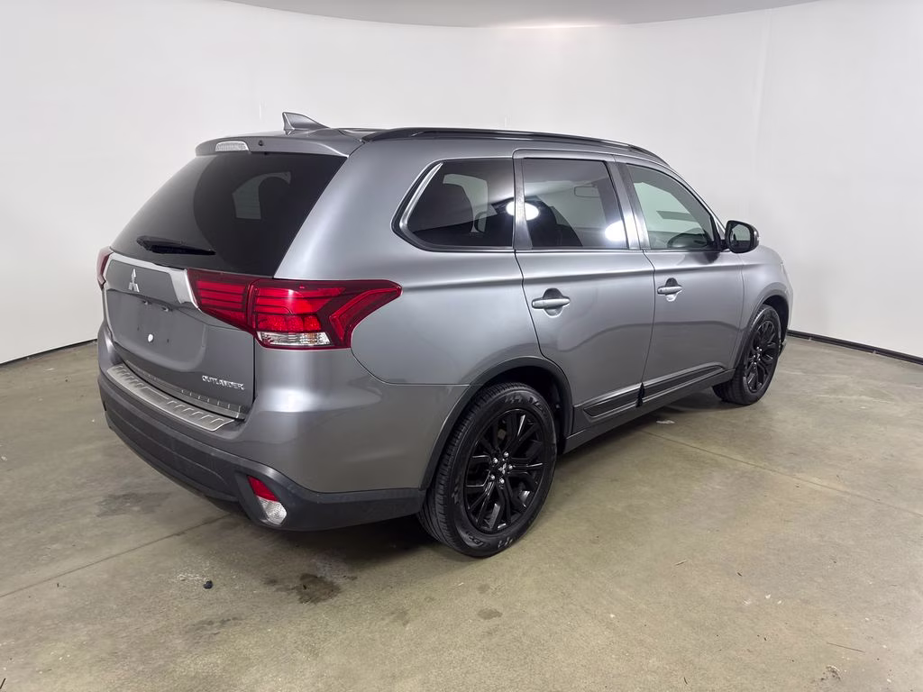 2018 Mercury Gray Metallic Mitsubishi Outlander LE FWD SUV
