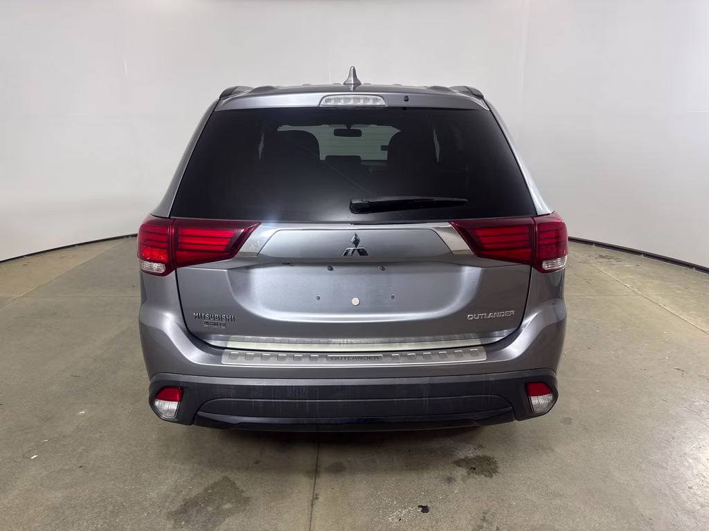 2018 Mercury Gray Metallic Mitsubishi Outlander LE FWD SUV
