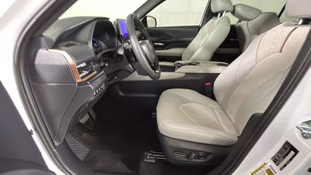 2025 White Toyota Grand Highlander Hybrid MAX Platinum AWD SUV