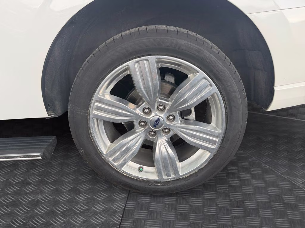 2023 White Metallic Ford Expedition Platinum 4X4 SUV