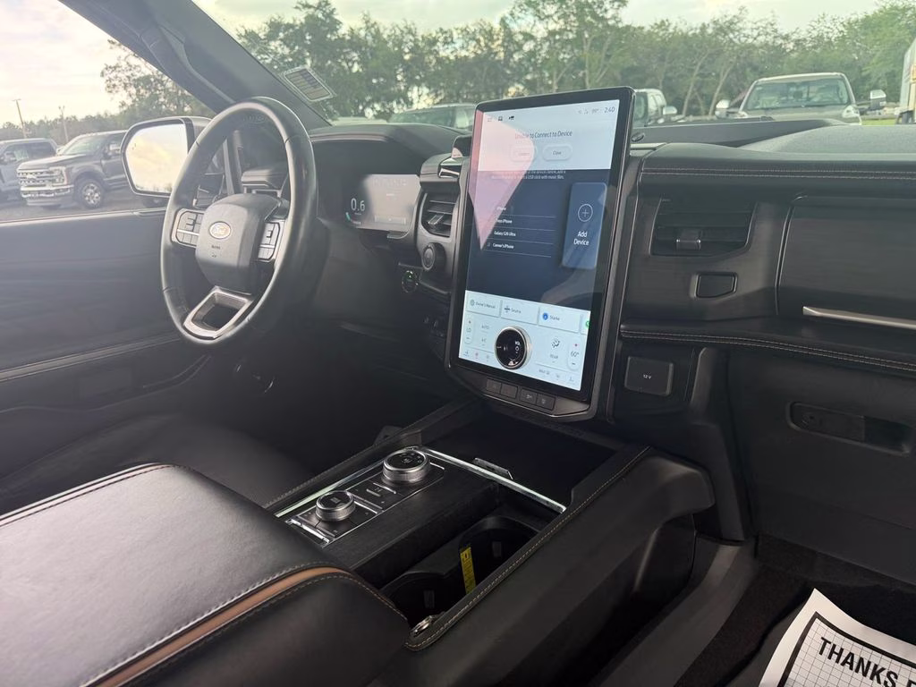 2023 White Metallic Ford Expedition Platinum 4X4 SUV