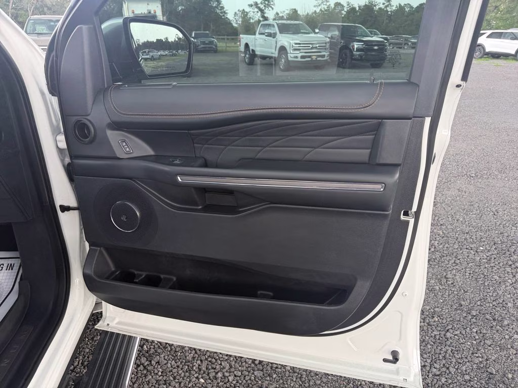 2023 White Metallic Ford Expedition Platinum 4X4 SUV