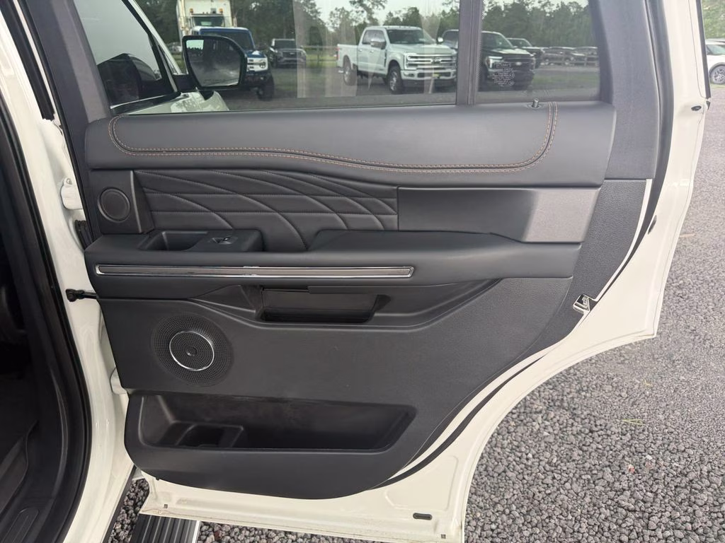 2023 White Metallic Ford Expedition Platinum 4X4 SUV