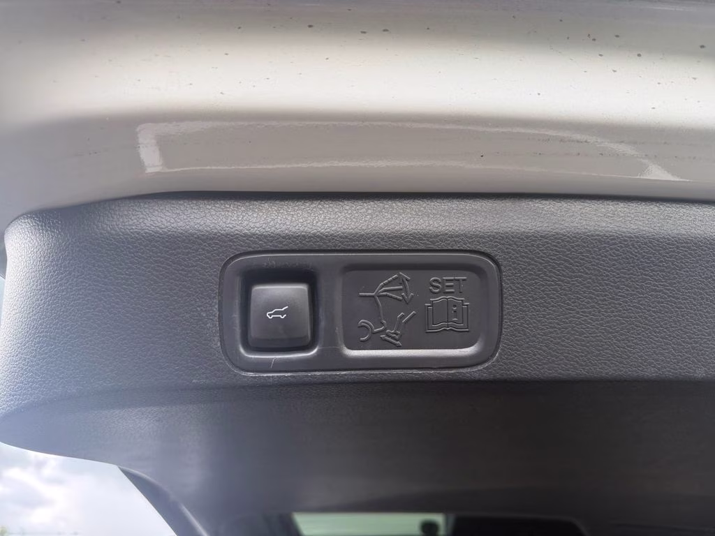 2023 White Metallic Ford Expedition Platinum 4X4 SUV