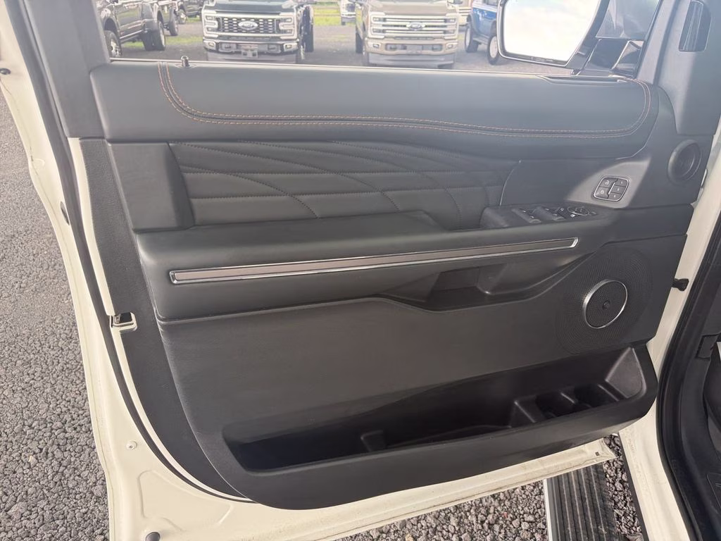2023 White Metallic Ford Expedition Platinum 4X4 SUV