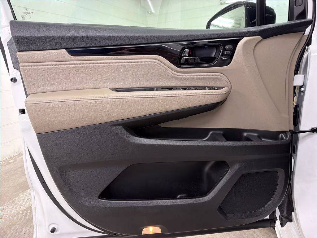 2024 Platinum White Pearl Honda Odyssey Elite FWD Van