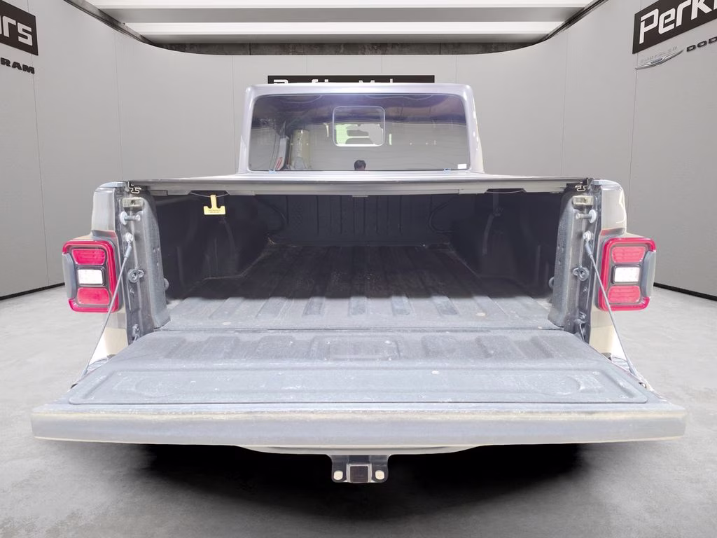 2021 Granite Crystal Metallic Clearcoat Jeep Gladiator Rubicon 4X4 Truck