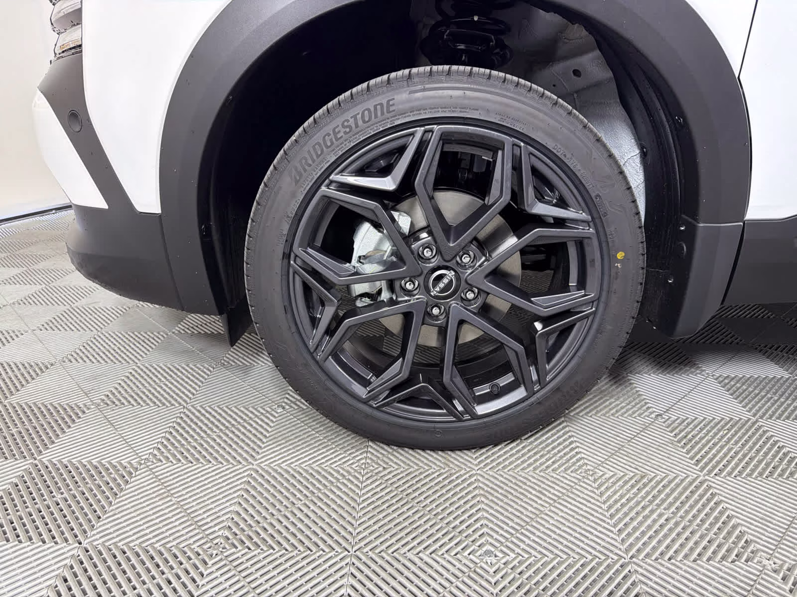 2026 Aspen White Tricoat/Super Black Nissan Kicks SR FWD SUV