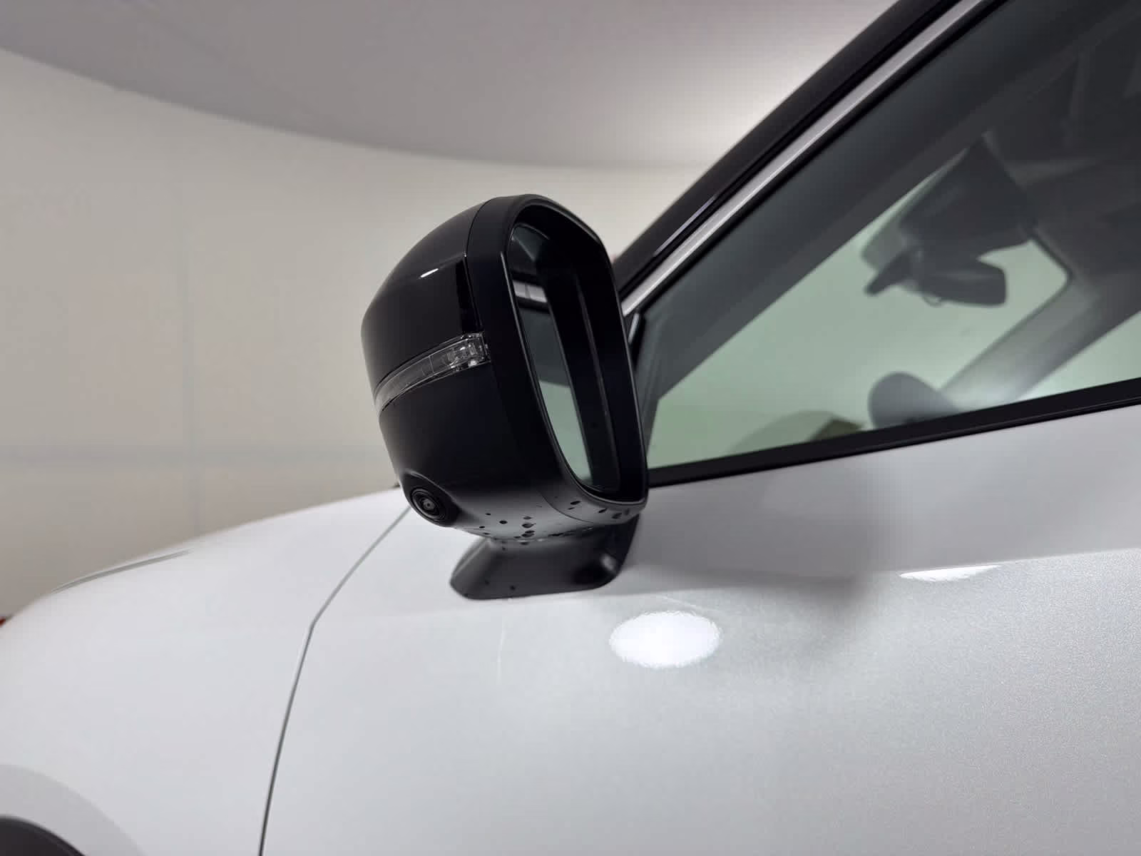 2026 Aspen White Tricoat/Super Black Nissan Kicks SR FWD SUV