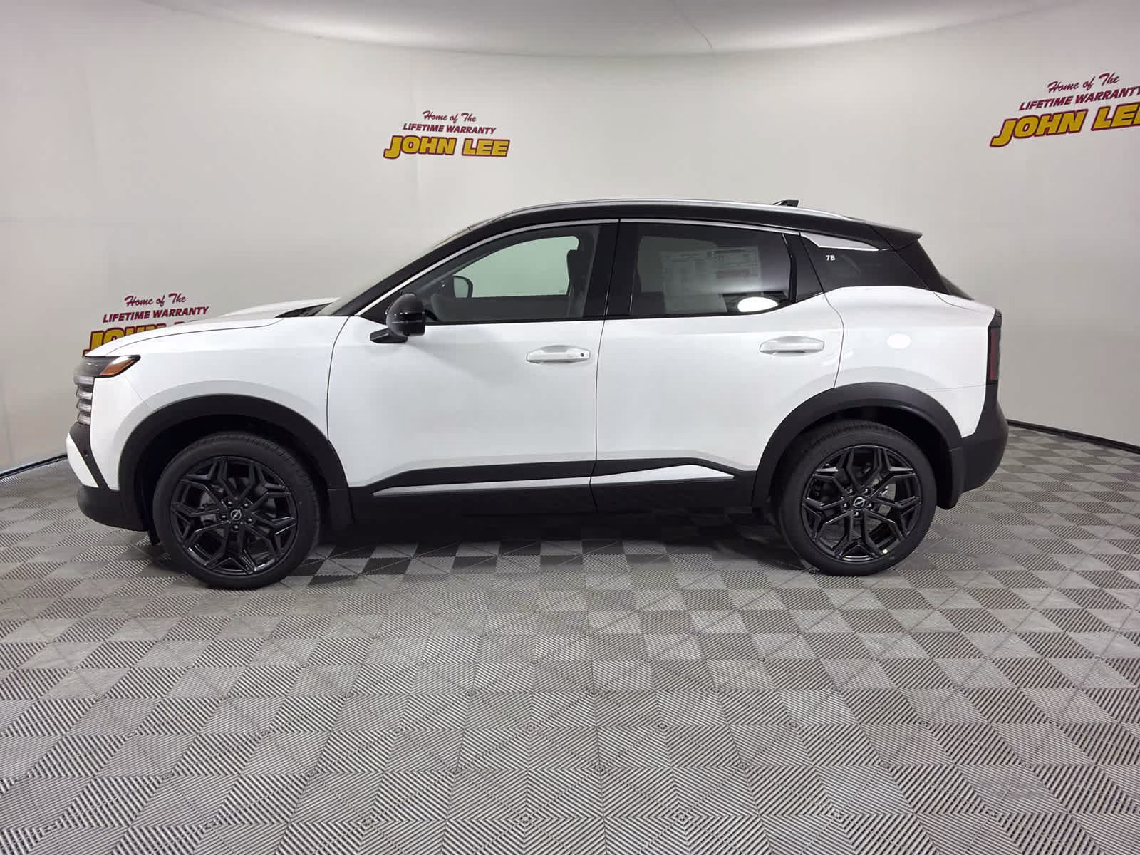 2026 Aspen White Tricoat/Super Black Nissan Kicks SR FWD SUV