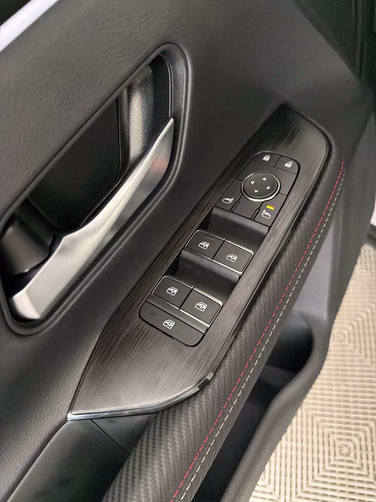 2026 Aspen White Tricoat/Super Black Nissan Kicks SR FWD SUV