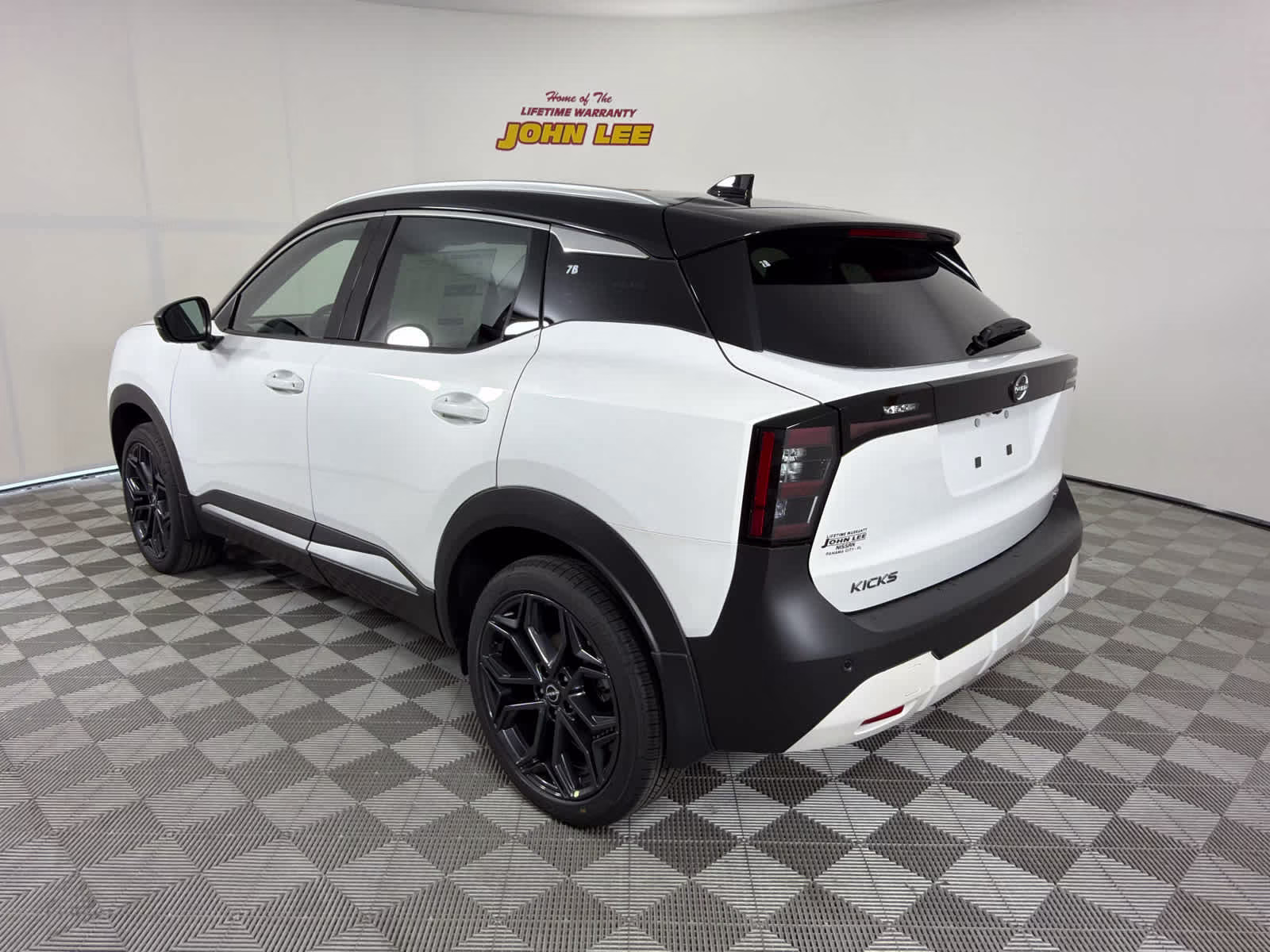 2026 Aspen White Tricoat/Super Black Nissan Kicks SR FWD SUV