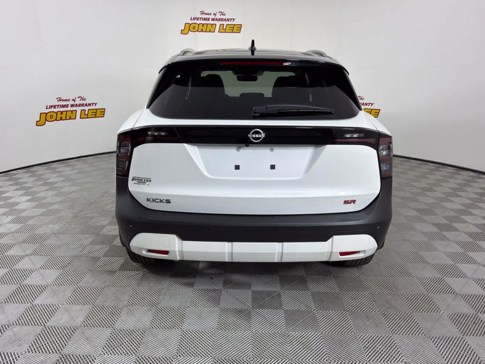 2026 Aspen White Tricoat/Super Black Nissan Kicks SR FWD SUV
