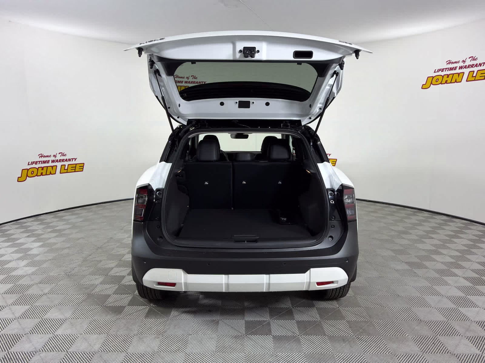 2026 Aspen White Tricoat/Super Black Nissan Kicks SR FWD SUV