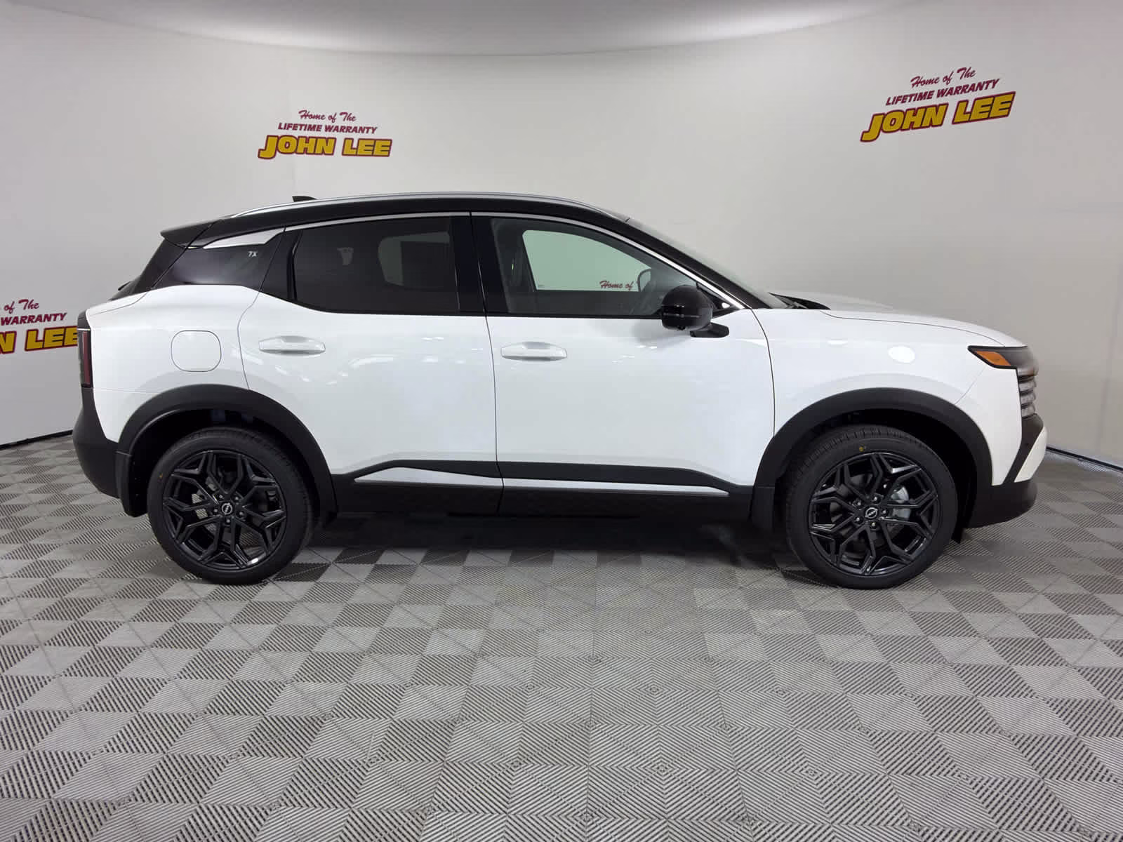 2026 Aspen White Tricoat/Super Black Nissan Kicks SR FWD SUV