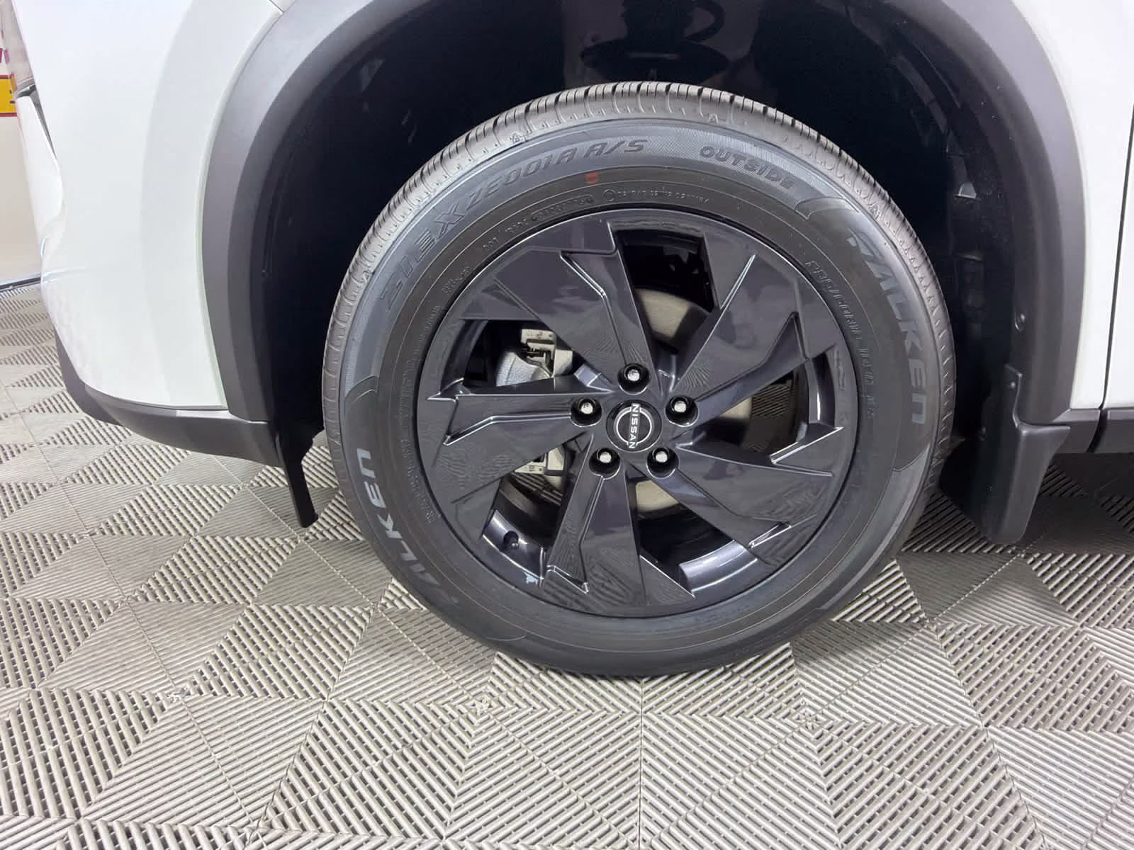 2026 Everest White Pearl Tricoat Nissan Rogue SV FWD SUV