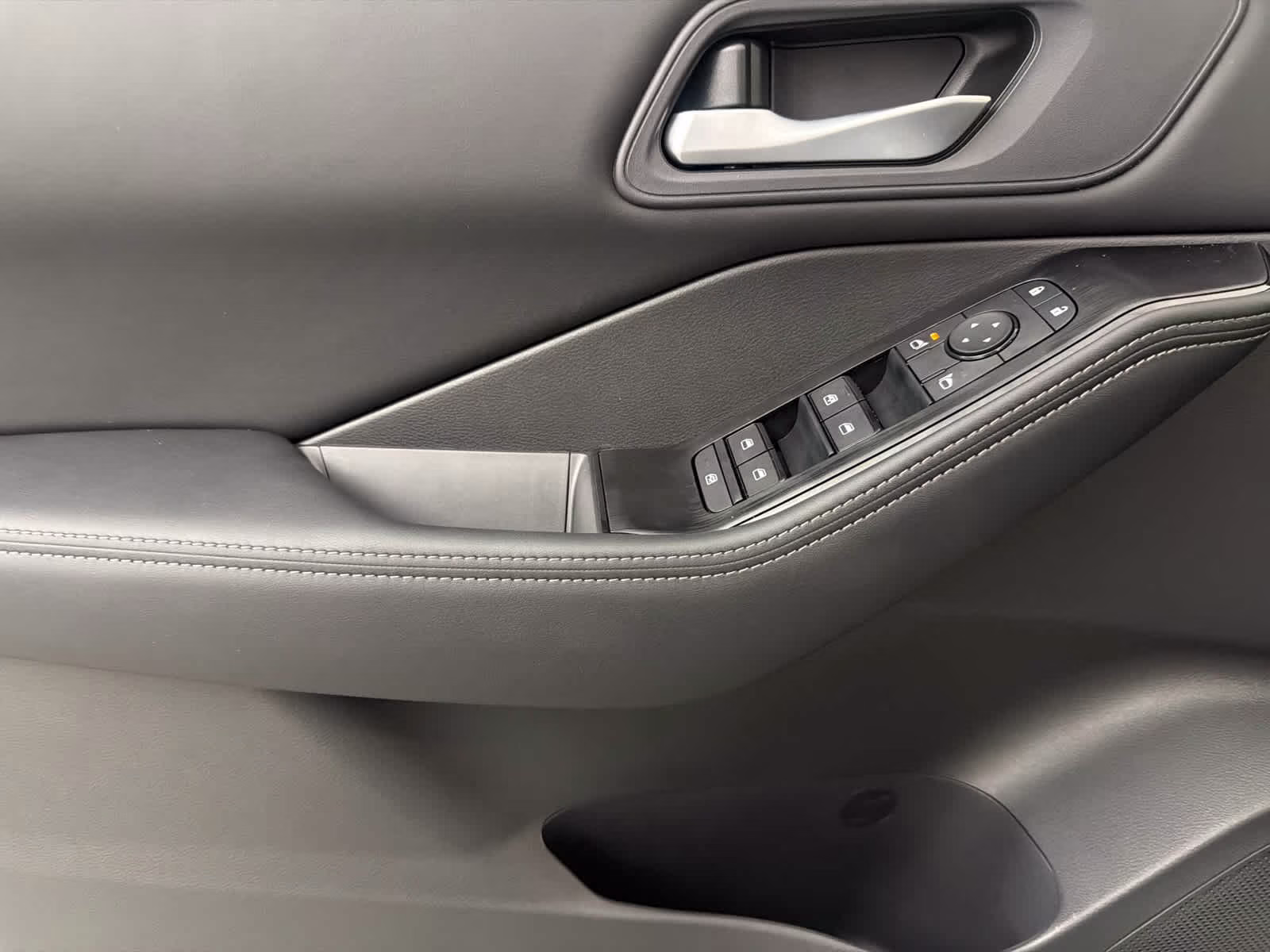 2026 Everest White Pearl Tricoat Nissan Rogue SV FWD SUV