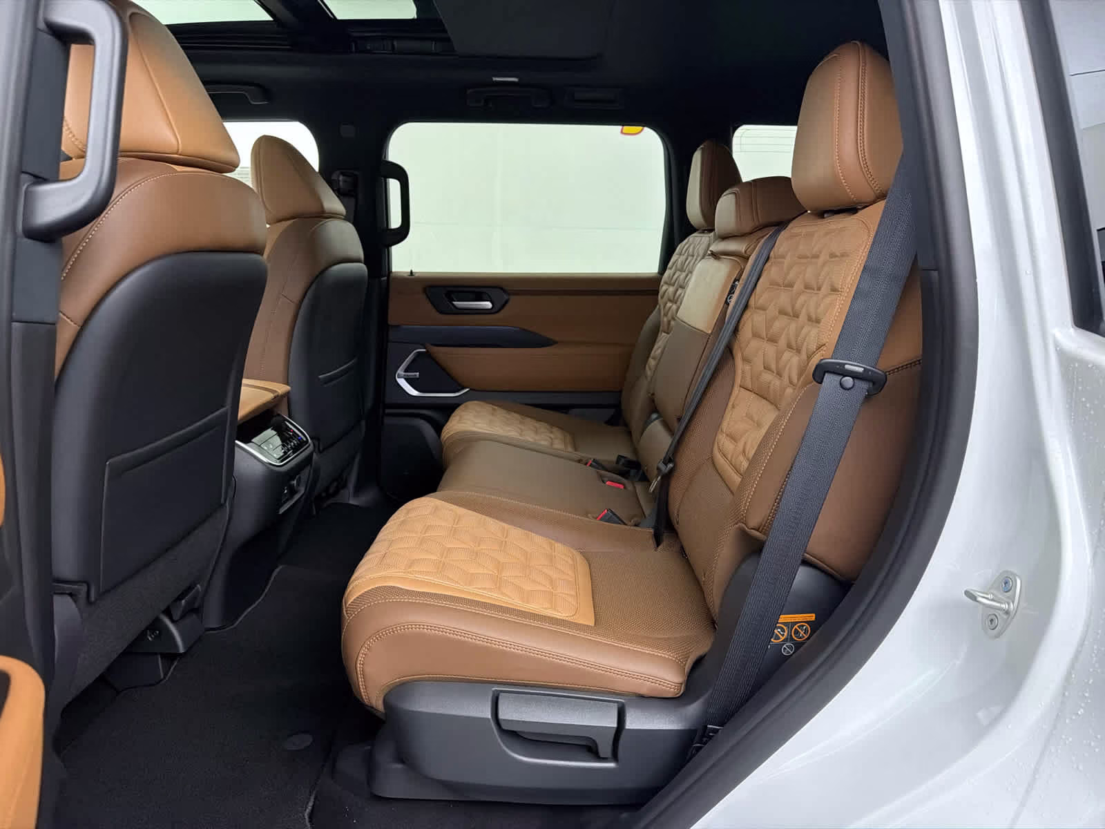 2026 Everest White Pearl Tricoat/Super Black Nissan Armada Platinum Reserve 4X4 SUV