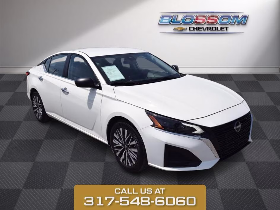 2025 Glacier White Nissan Altima 2.5 SV FWD Sedan