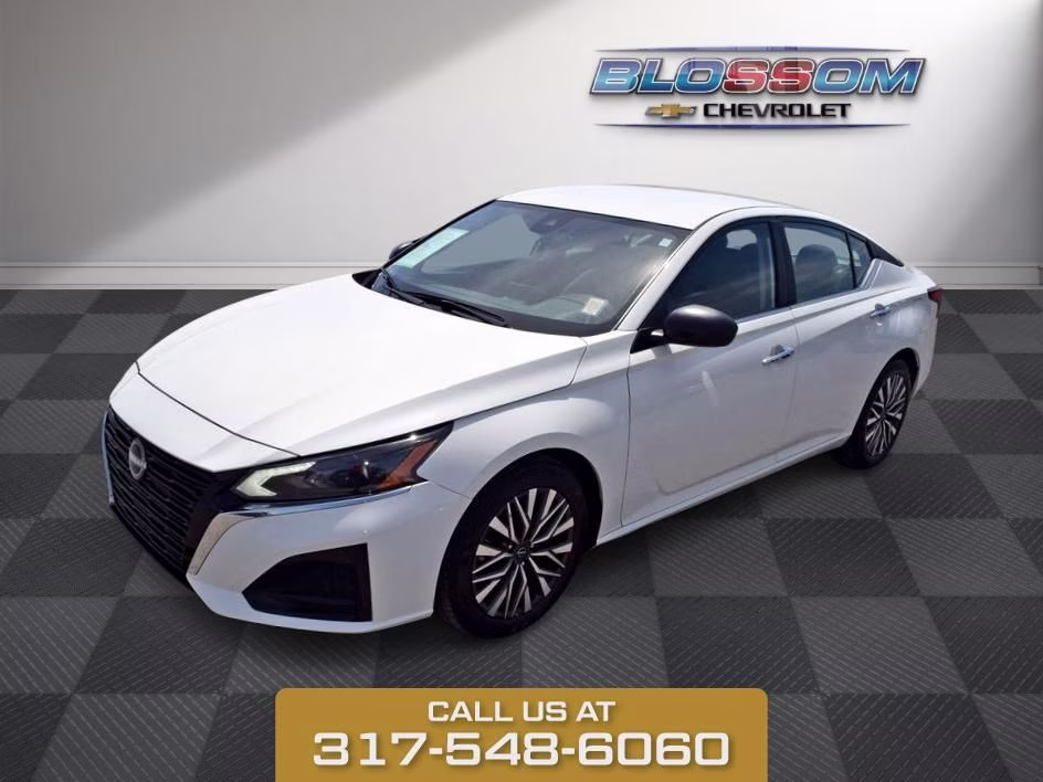 2025 Glacier White Nissan Altima 2.5 SV FWD Sedan