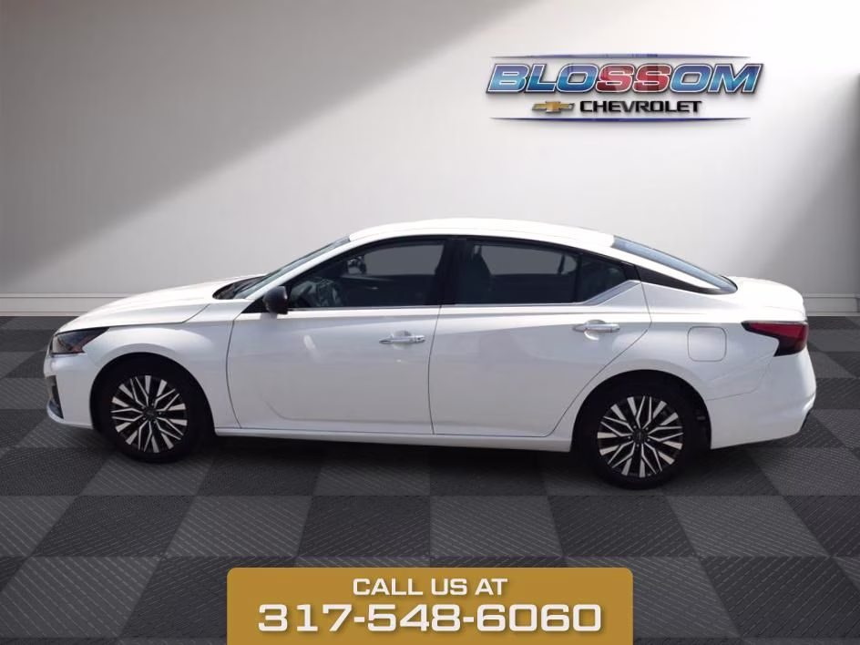 2025 Glacier White Nissan Altima 2.5 SV FWD Sedan