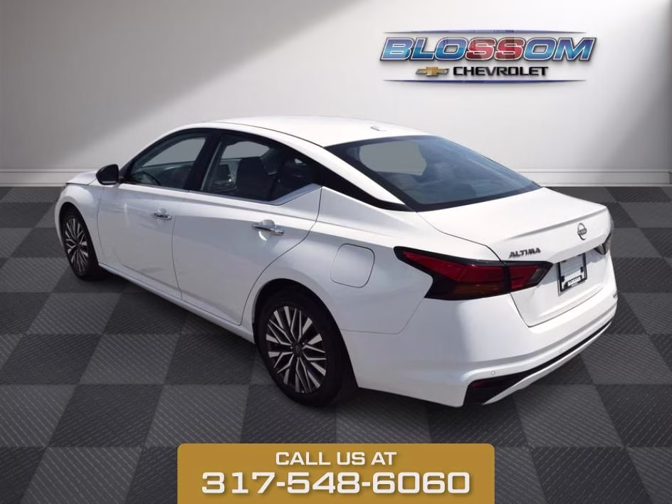 2025 Glacier White Nissan Altima 2.5 SV FWD Sedan
