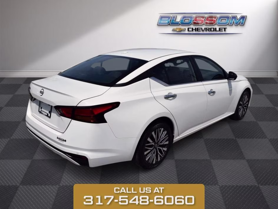 2025 Glacier White Nissan Altima 2.5 SV FWD Sedan