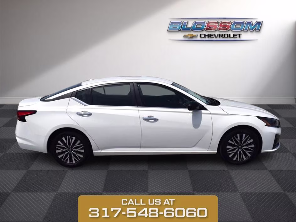 2025 Glacier White Nissan Altima 2.5 SV FWD Sedan