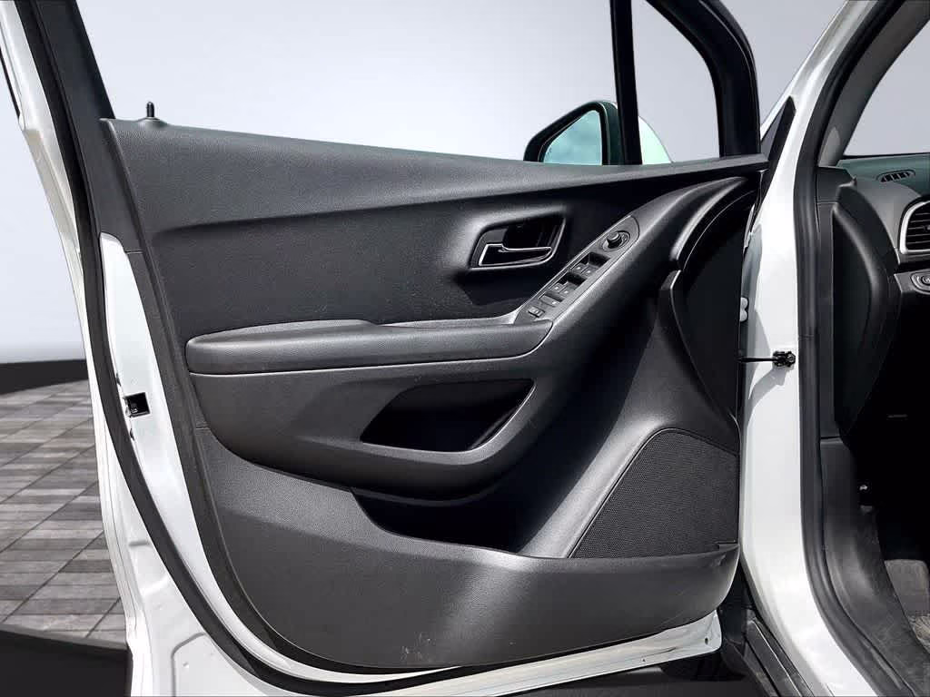 2022 Summit White Chevrolet Trax LT AWD SUV
