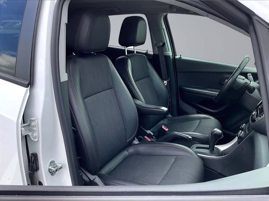2022 Summit White Chevrolet Trax LT AWD SUV
