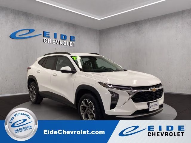 2024 Summit White Chevrolet Trax LT FWD SUV