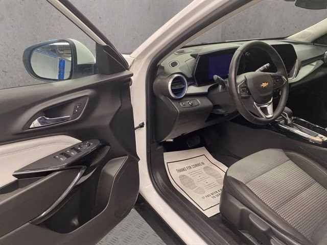 2024 Summit White Chevrolet Trax LT FWD SUV