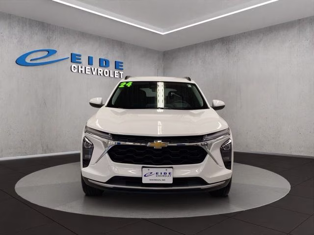 2024 Summit White Chevrolet Trax LT FWD SUV