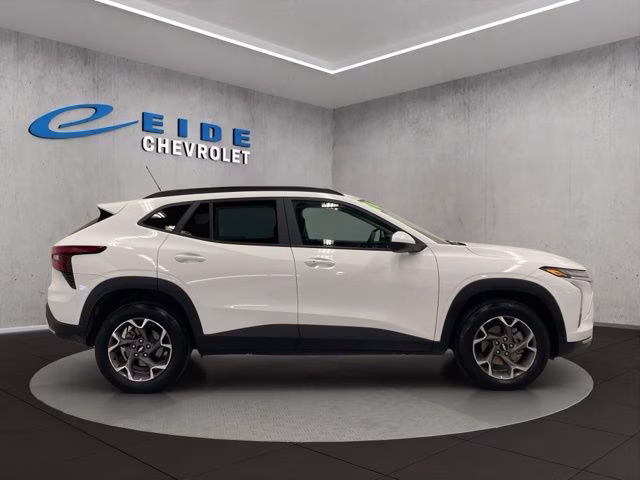 2024 Summit White Chevrolet Trax LT FWD SUV