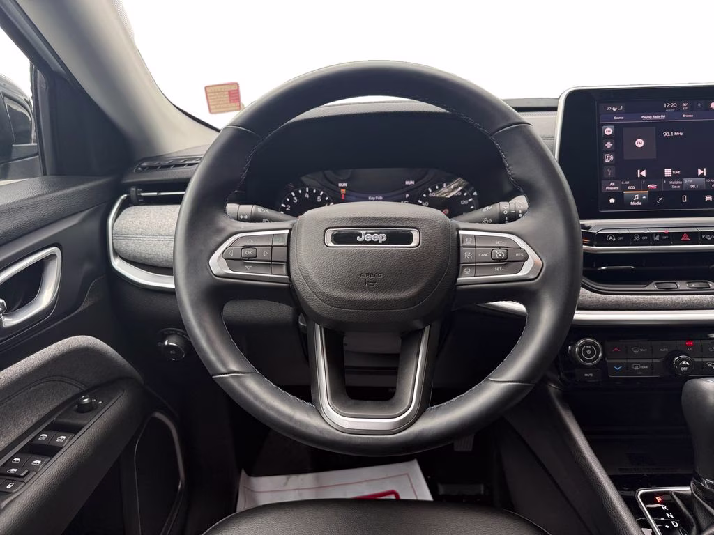 2022 Bright White Clearcoat Jeep Compass Latitude FWD SUV