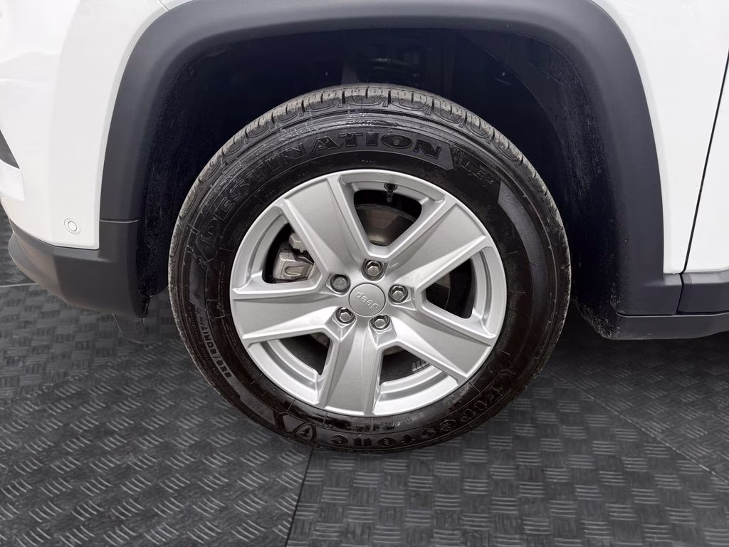2022 Bright White Clearcoat Jeep Compass Latitude FWD SUV
