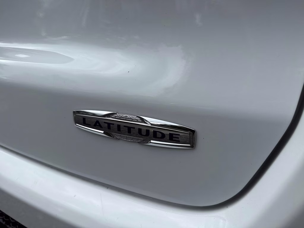 2022 Bright White Clearcoat Jeep Compass Latitude FWD SUV