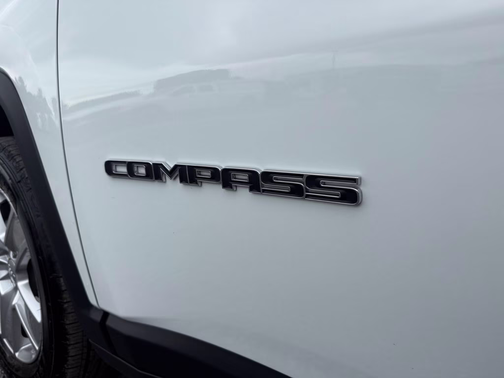 2022 Bright White Clearcoat Jeep Compass Latitude FWD SUV