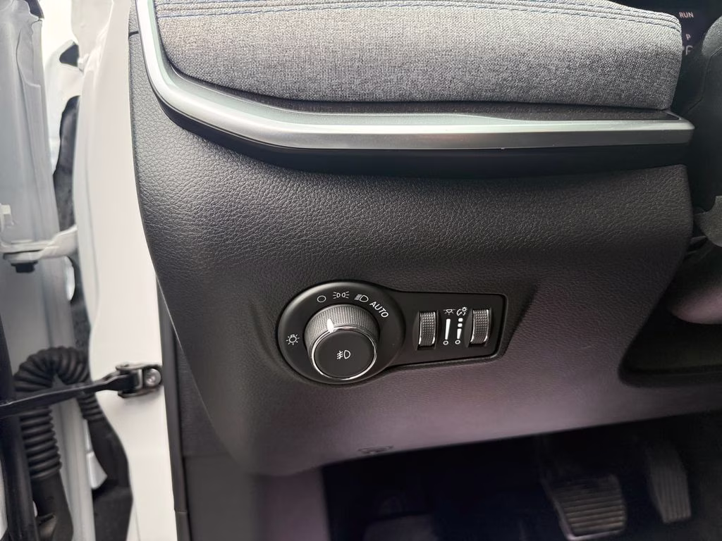 2022 Bright White Clearcoat Jeep Compass Latitude FWD SUV