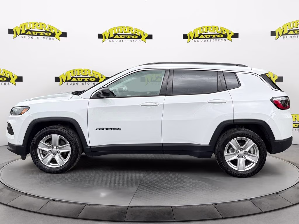 2022 Bright White Clearcoat Jeep Compass Latitude FWD SUV