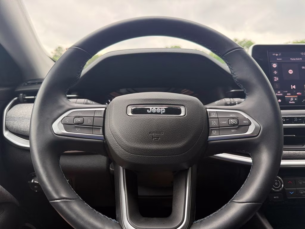 2022 Bright White Clearcoat Jeep Compass Latitude FWD SUV