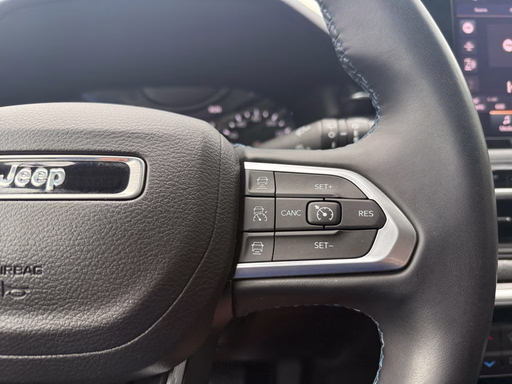 2022 Bright White Clearcoat Jeep Compass Latitude FWD SUV